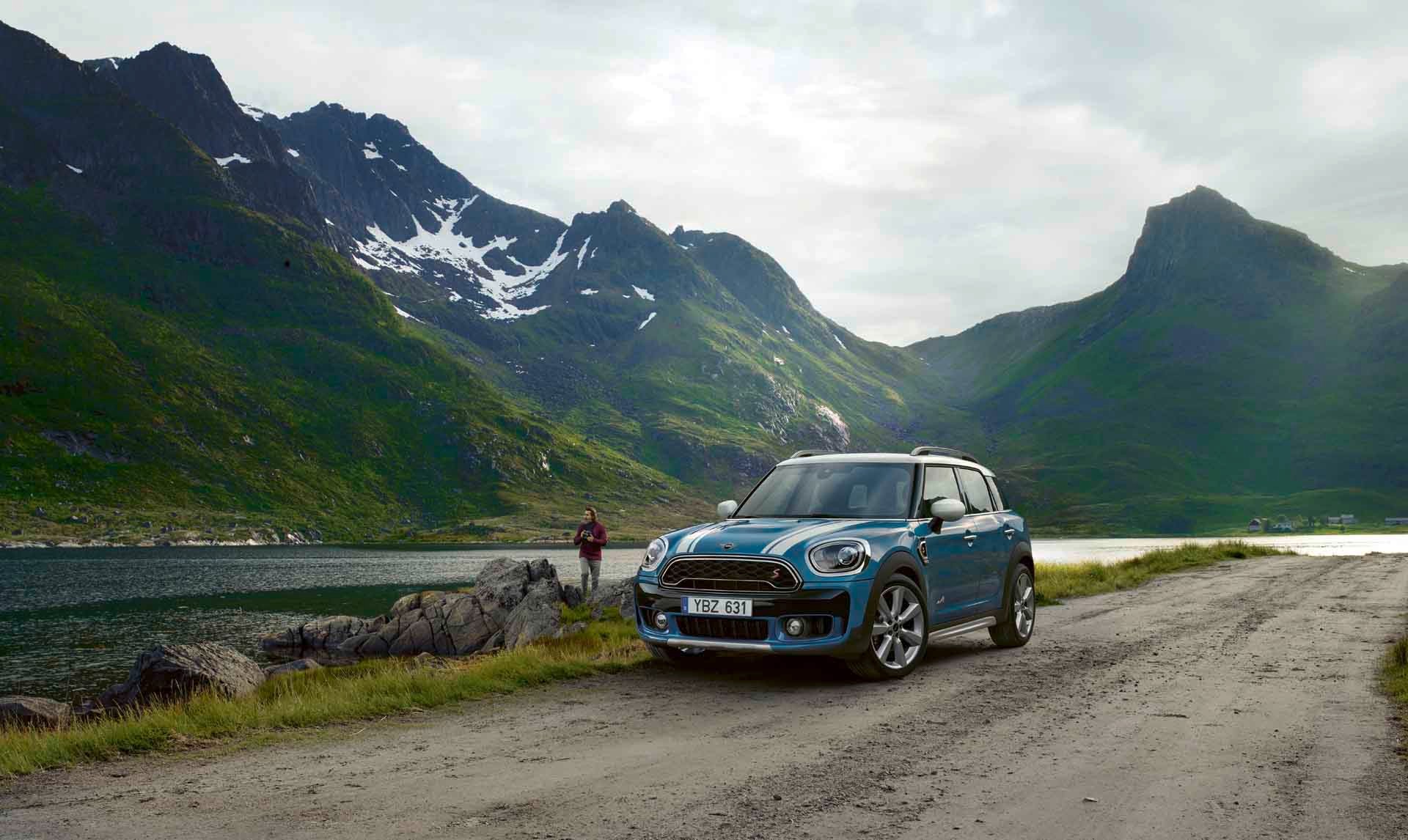 MINI John Cooper Works in Aktion im Winter.